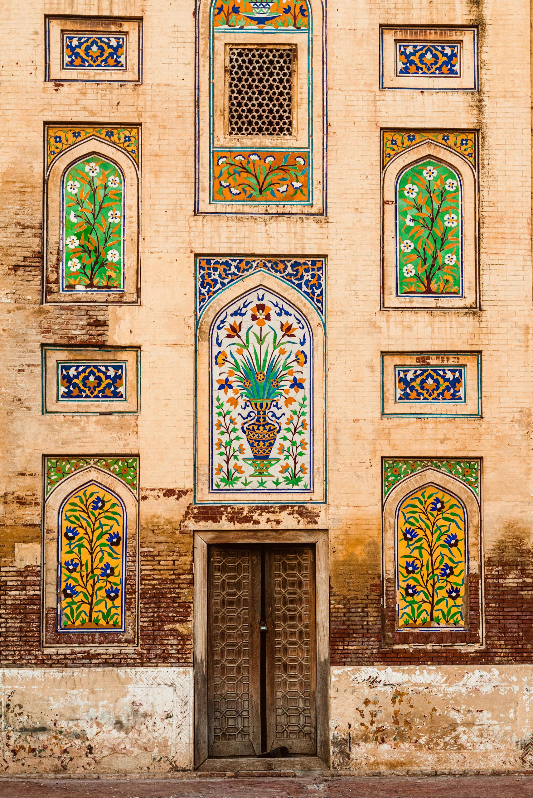 Detailed view of the intricate Mughal architectural facade in Lahore, Pakistan.